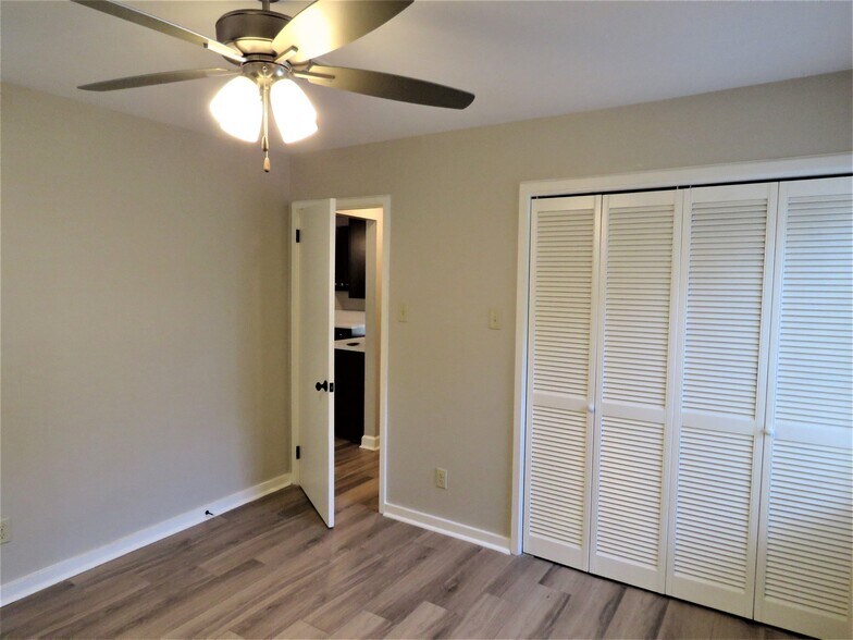 Building Photo - 509 E 7th St