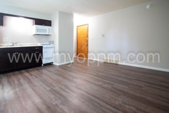 Interior Photo - ALANSCO 1016 N 47 Ave