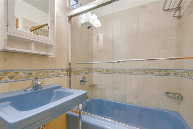 Building Photo - 1021 Greenwich St