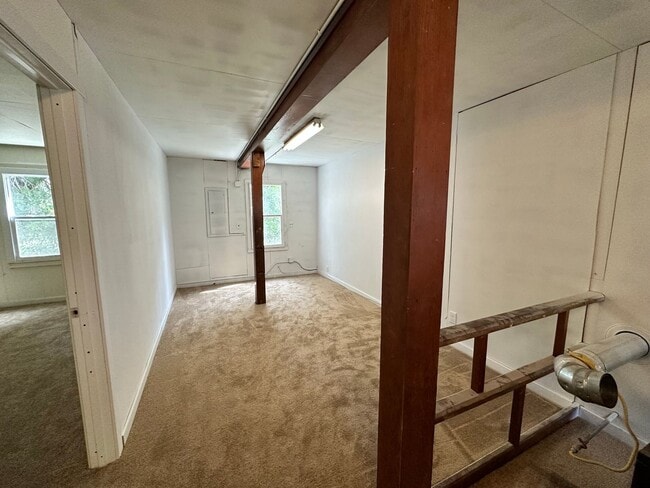 Building Photo - Large 4 Bedroom Apartment in Canyonville