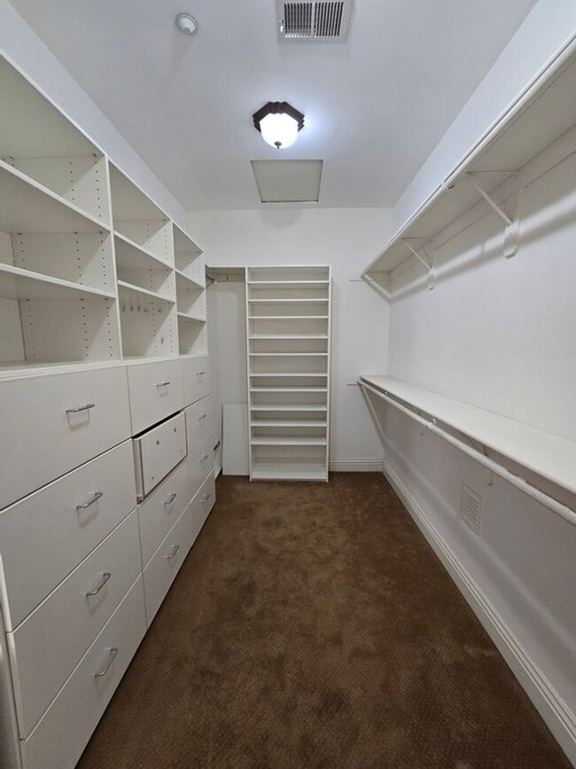 Building Photo - Private Country Living!!!