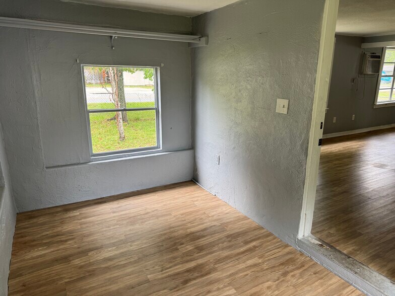 Building Photo - 605 Center Ave