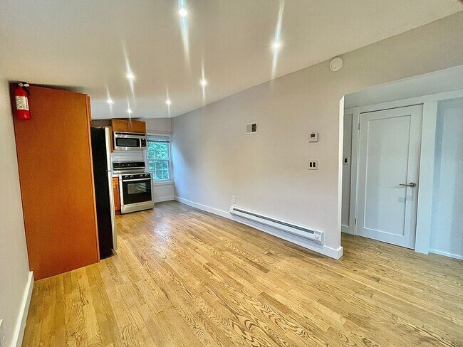 Building Photo - 615 Hall St