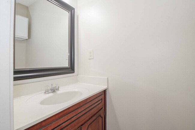 Building Photo - 2002 Tynewood Dr