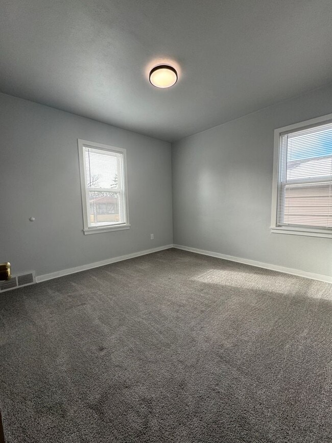 Building Photo - Beautiful 3 Bedroom 1 Bath Ranch Style Sin...