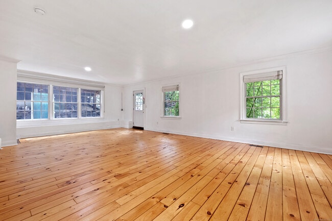 Building Photo - 19 Gaylord Dr N