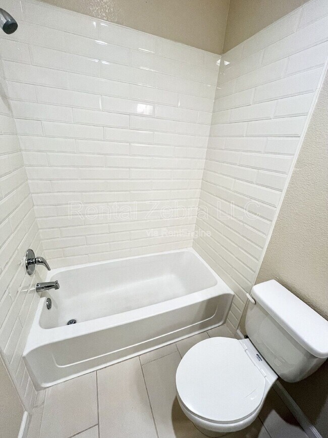 Building Photo - 482 Glendon Pl