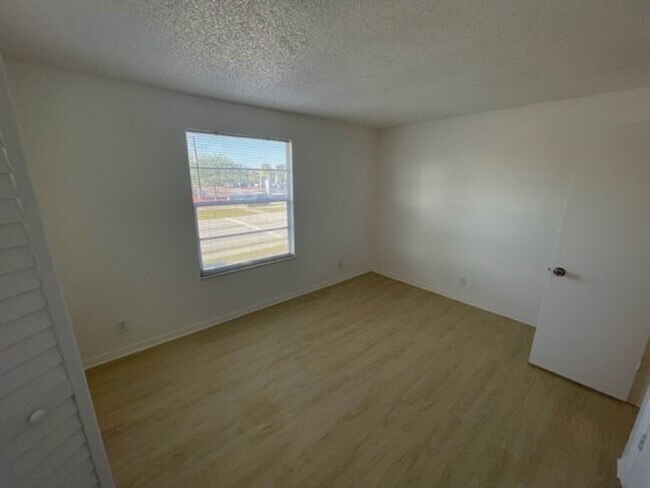 Building Photo - 2276 W New Haven Ave