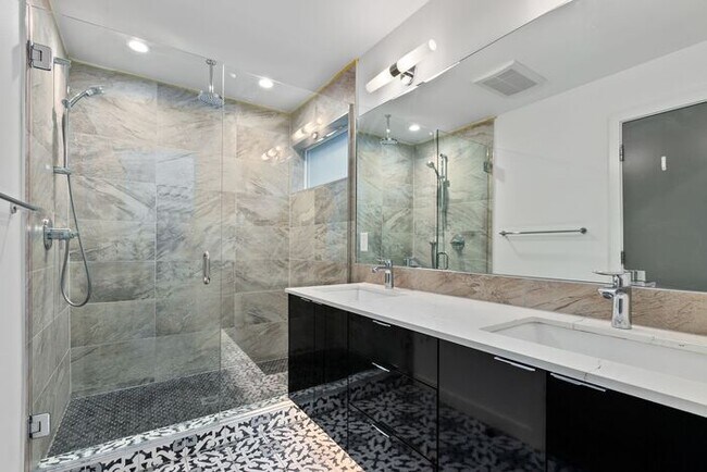 Building Photo - Fresh, Air-Conditioned Standalone Townhome in Coveted Lincoln Park