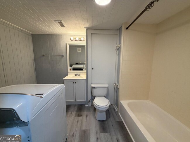 Building Photo - 212 Regal Way W