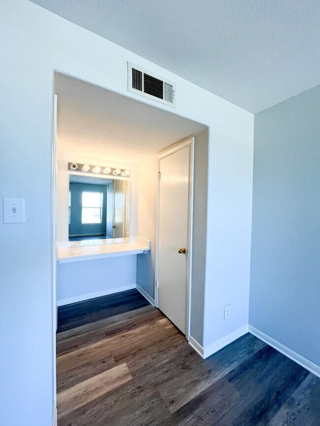 Building Photo - 2302 Wales Cir