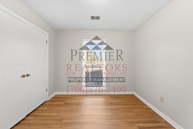 Building Photo - 6634 Hensley Dr