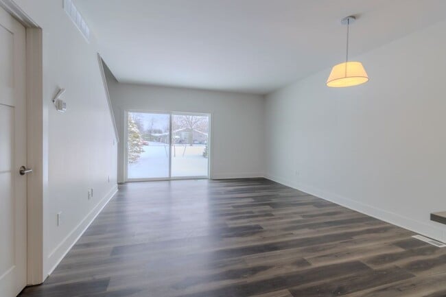 Building Photo - 1502 Simsbury St