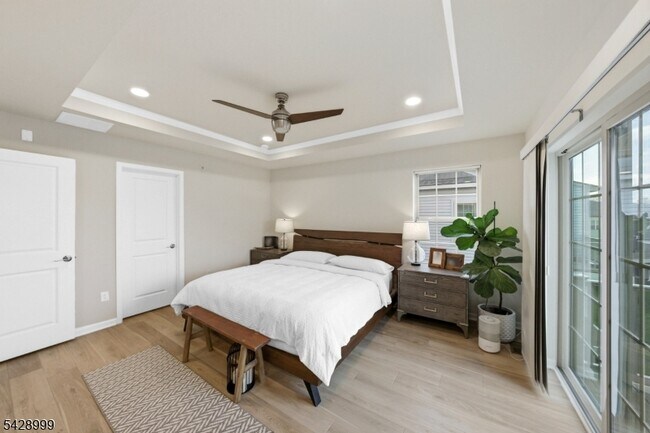 Building Photo - 19 Dahlia Dr