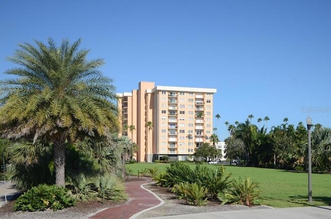 Building Photo - 1120 N Shore Dr NE