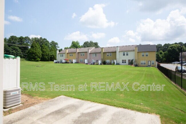 Building Photo - 45 Providence Oak Ct SE