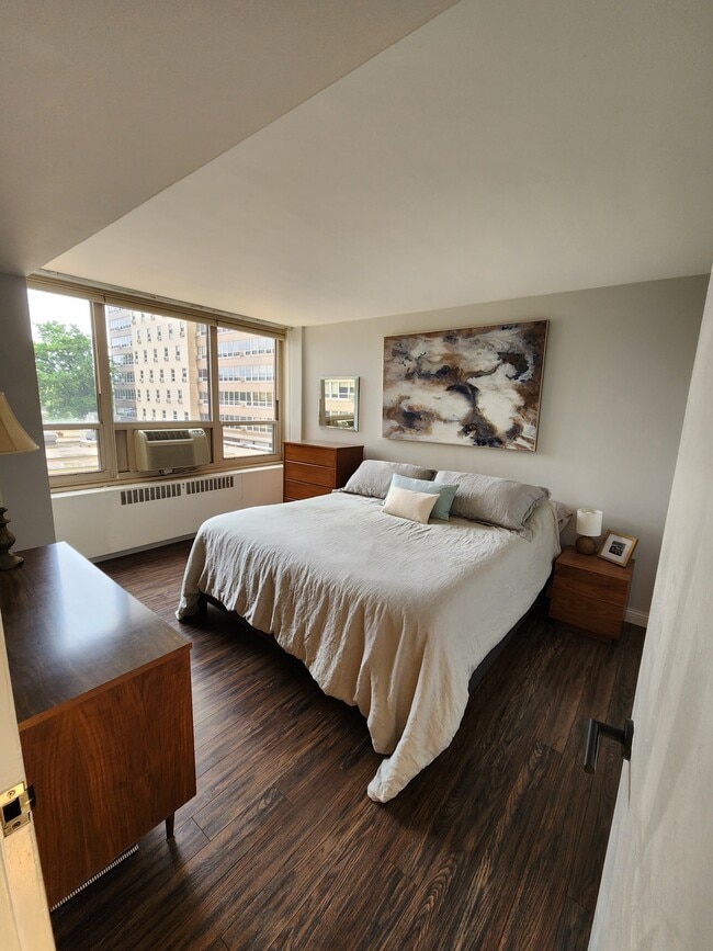Primary Bedroom with King Bed - 3950 N Lake Shore Dr