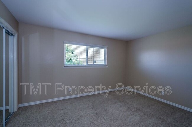 Building Photo - 485 Meadowbrook Dr
