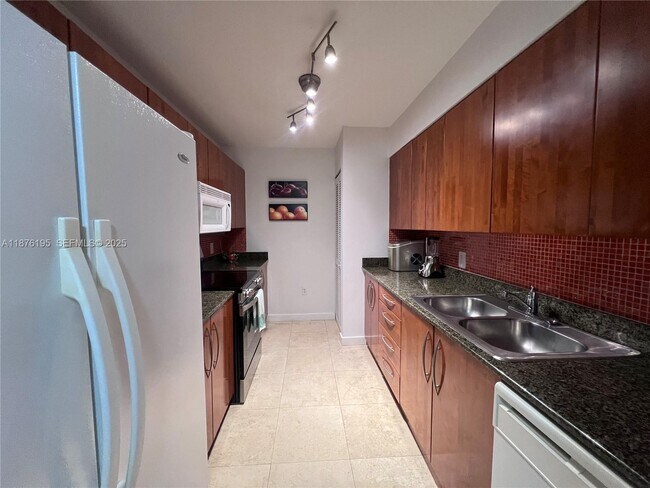 Building Photo - 1200 Brickell Bay Dr