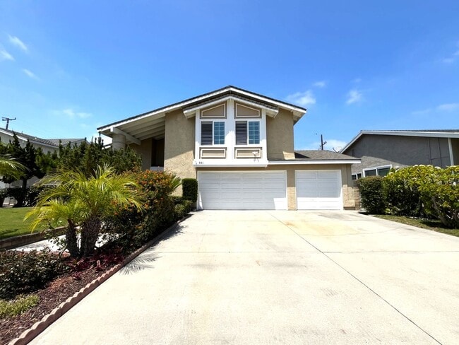 Building Photo - 4 bed, 3 bath located in Anaheim!