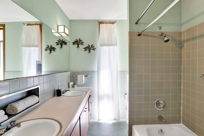 Building Photo - 305 Indian Creek Dr E