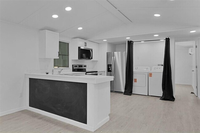 Building Photo - 33514 Luana Ct