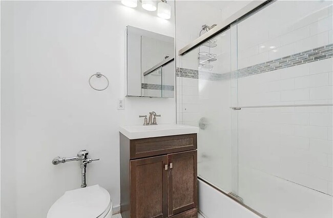 Building Photo - 350 Richmond Ter