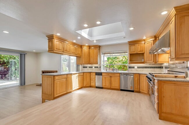 Building Photo - Spacious 4BR/2BA Home in Prime Irvington C...
