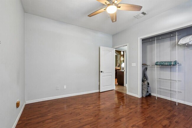 Building Photo - 286 Simpson Ave