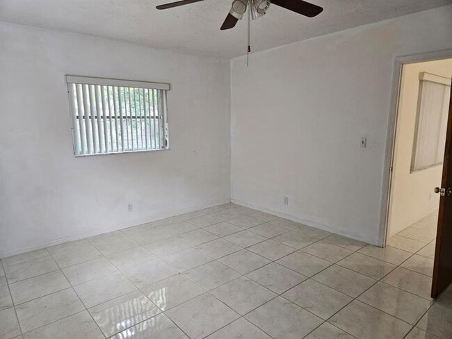 Building Photo - 7904 NW 70th Ct