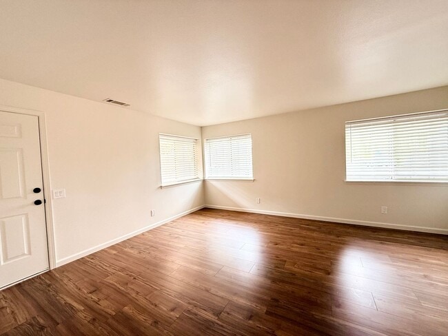 Building Photo - Lovely 3 Bedroom 2 Bathroom Available Now!