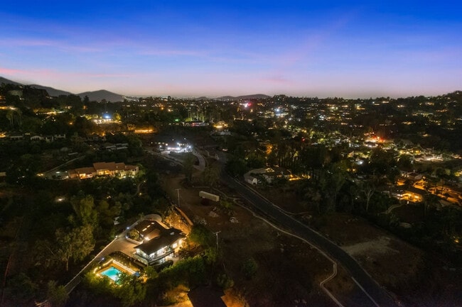 Building Photo - 5048 Bluff Pl