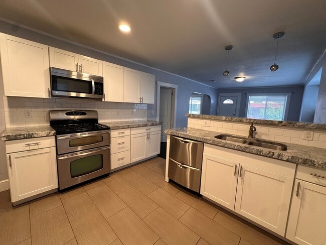 Building Photo - 3 Bedroom Home Across From Trolley Square