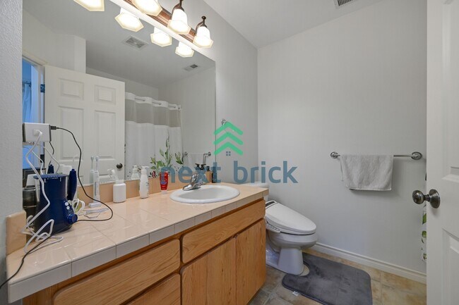 Building Photo - "Spacious 4-Bedroom Retreat with 4.5 Baths in Scenic Snohomish - Your 4400 Sq Ft Haven Awaits!"