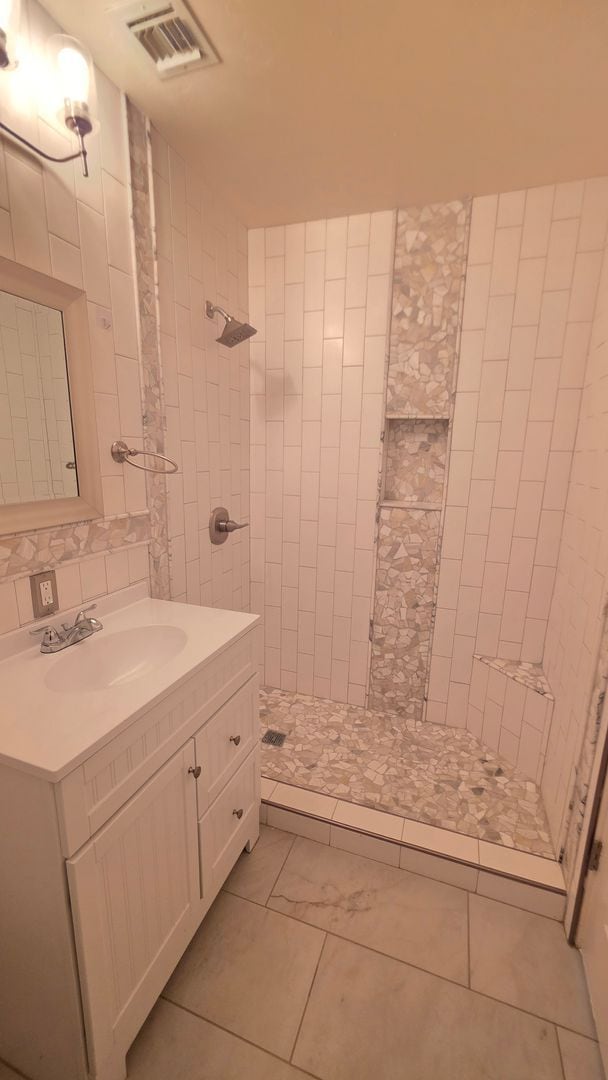 Building Photo - Beautiful Renovated  4 Bed 2 Bath HOME!