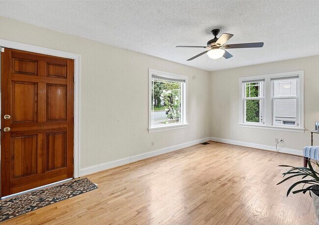 Building Photo - 514 5th St NE