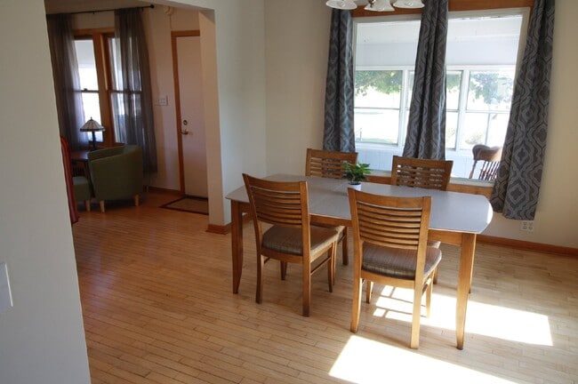 Building Photo - Furnished Two Bedroom House