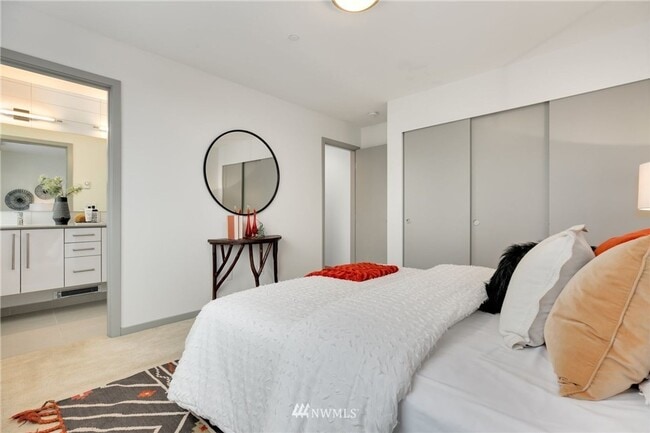 Building Photo - Amazing Capitol Hill Townhome 2/2.5 with 2...