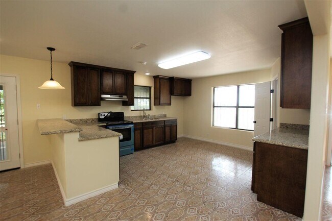Building Photo - 4605 S Zapata Hwy