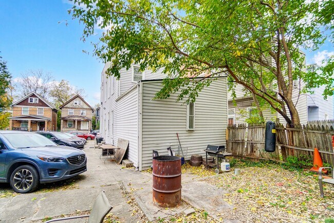 Building Photo - Clifton House For 2026-2027 With Parking Lot!