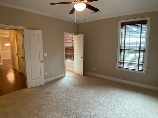 Building Photo - Absolutely Gorgeous and Spacious in Renais...