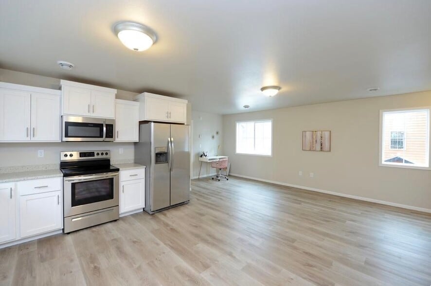 Building Photo - 705 10th Ave N