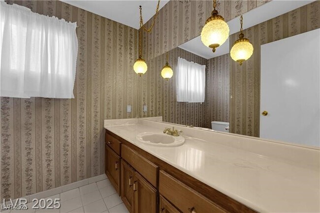 Building Photo - 2004 Canterbury Dr