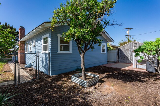 Building Photo - Classic Craftsman in Hillcrest!