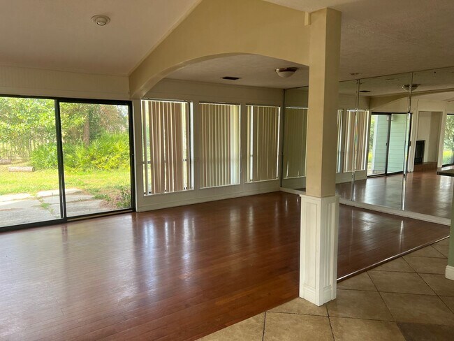 Building Photo - Spectacular 3 bedroom / 2 bath Single Family with a Golf Course!!!