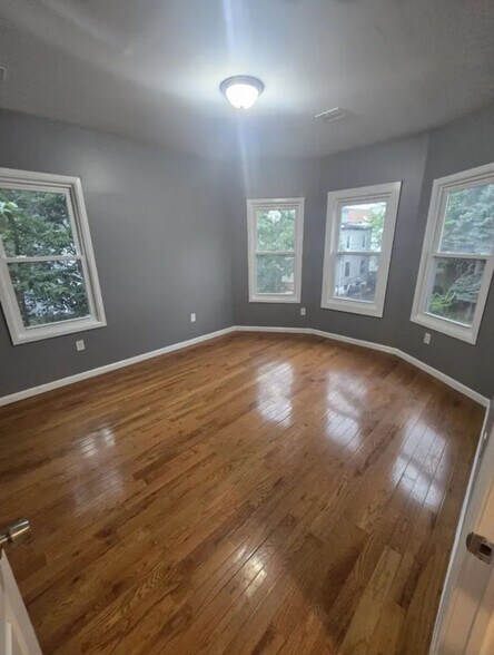 2 - 12 Howell Pl