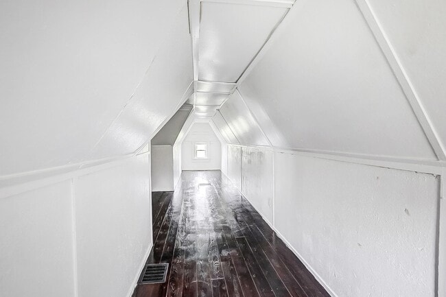 Building Photo - Cozy 3 bedroom w/backyard