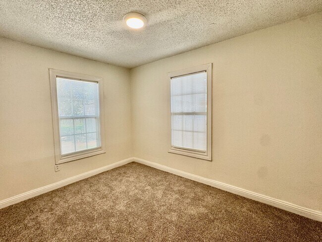 Building Photo - 2816 1st Pl