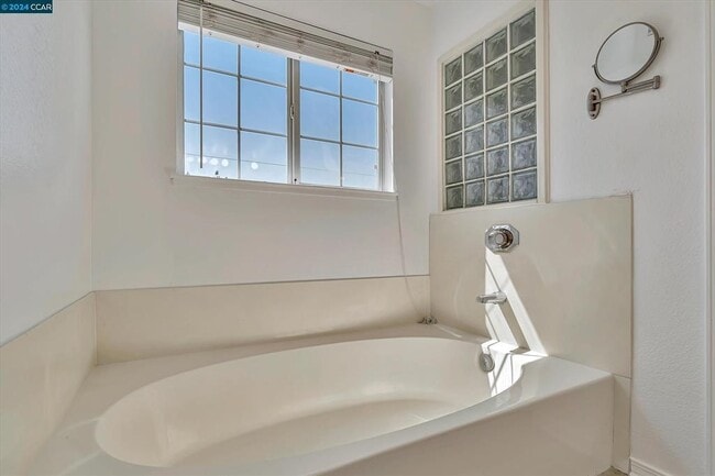 Building Photo - 618 Palomino Dr