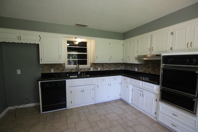 Building Photo - 2930 Williamsburg Dr